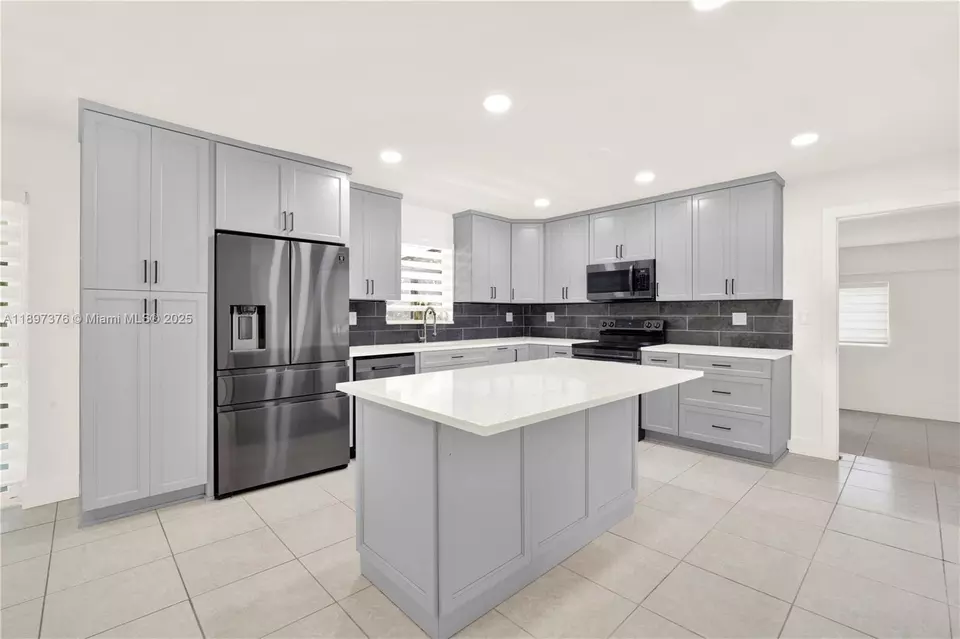 Kitchen - 18320 SW 293rd St, Homestead, FL 33030 photo 2 of 2