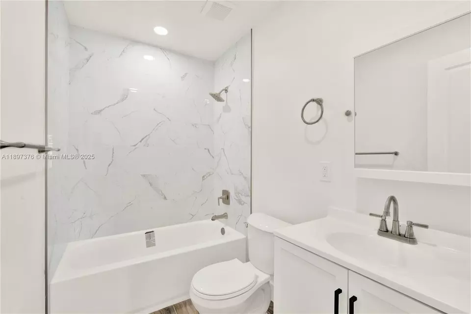 Bath - 18320 SW 293rd St, Homestead, FL 33030 photo 3 of 4