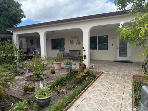 961 E 10th Pl, Hialeah, FL 33010 photo 1