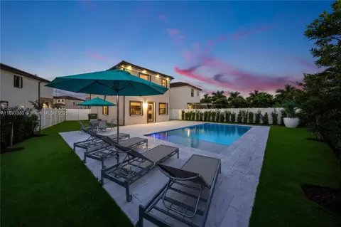10800 W 35th Way, Hialeah, FL 33018