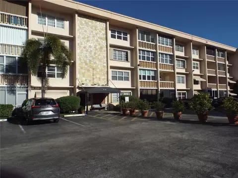 410 SE 2nd St #102, Hallandale Beach, FL 33009