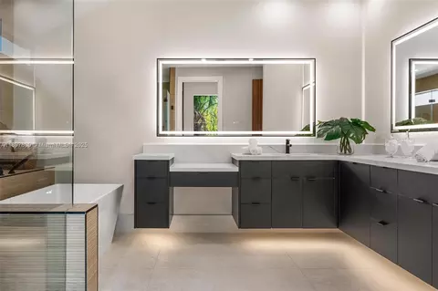 Bath - 2805 Freeman St, Miami, FL 33133 photo 2 of 11