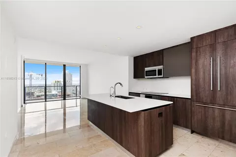68 SE 6th St #3906, Miami, FL 33131