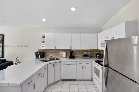Kitchen - 7645 W 34 Ln, Hialeah, FL 33018 photo 1 of 2