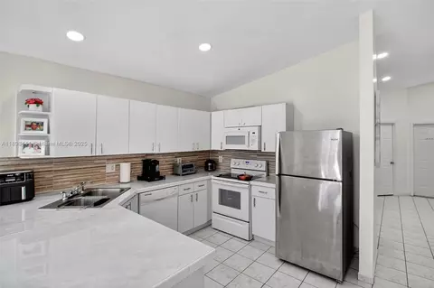 Kitchen - 7645 W 34 Ln, Hialeah, FL 33018 photo 2 of 2