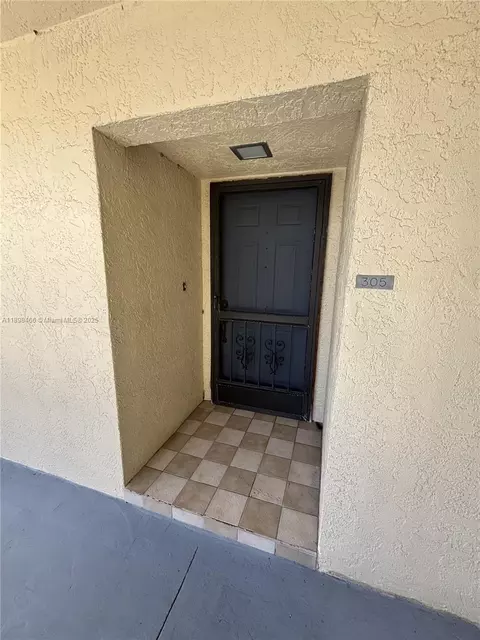 201 Quail Forest Blvd #305, Naples, FL 34105