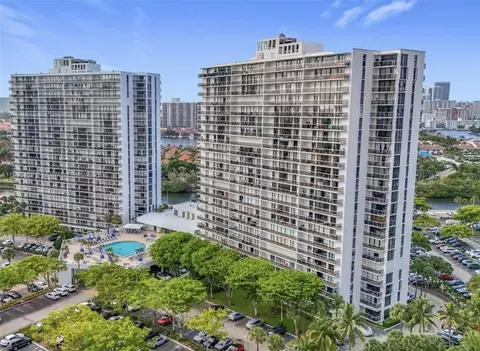 3731 N Country Club Dr #129, Aventura, FL 33180