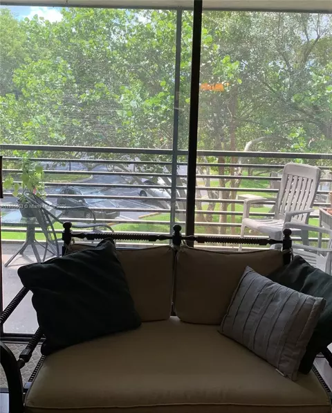 900 Colony Point Cir #305, Pembroke Pines, FL 33026