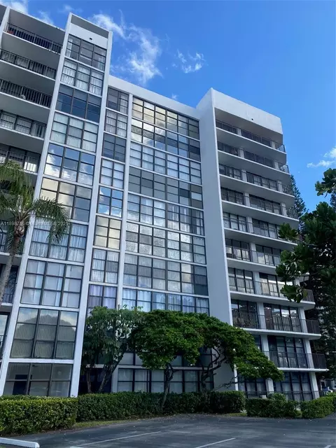 1000 Parkview Dr #427, Hallandale Beach, FL 33009