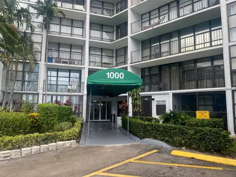 1000 Parkview Dr #427, Hallandale Beach, FL 33009