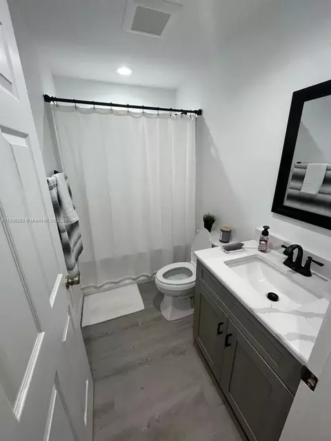Bath - 5218 SE 43 St, Okeechobee, FL 34974 photo 1 of 4