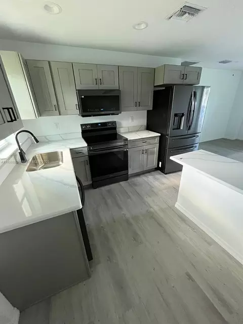 Kitchen - 5218 SE 43 St, Okeechobee, FL 34974 photo 1 of 2