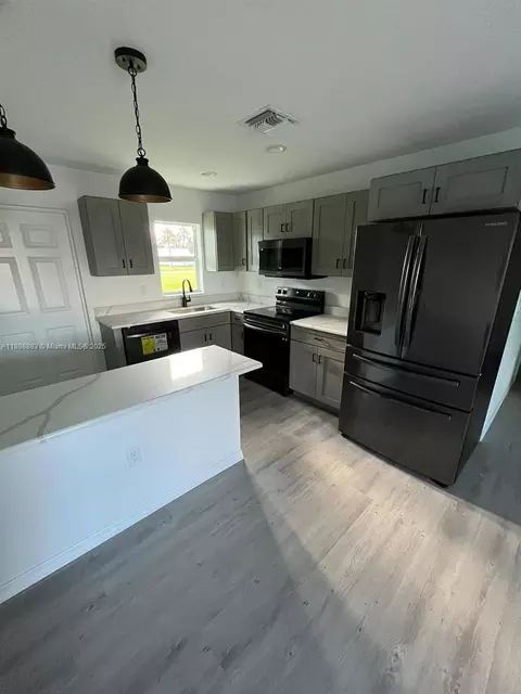 Kitchen - 5218 SE 43 St, Okeechobee, FL 34974 photo 2 of 2