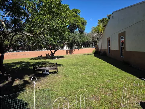 Exterior - 6923 Holly Rd, Miami Lakes, FL 33014 photo 2 of 10