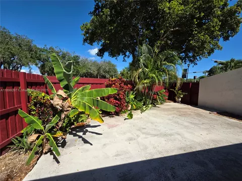 Exterior - 6923 Holly Rd, Miami Lakes, FL 33014 photo 5 of 10