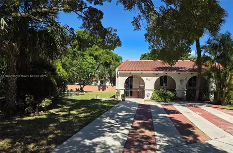 Exterior - 6923 Holly Rd, Miami Lakes, FL 33014 photo 9 of 10