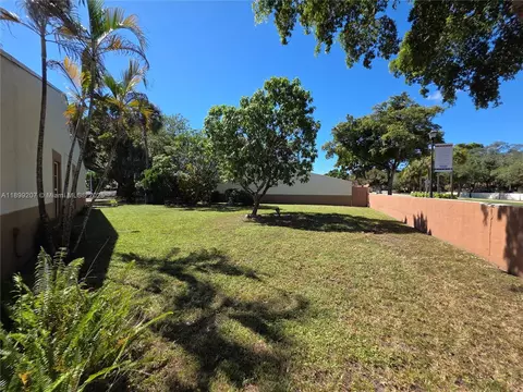 Exterior - 6923 Holly Rd, Miami Lakes, FL 33014 photo 7 of 10