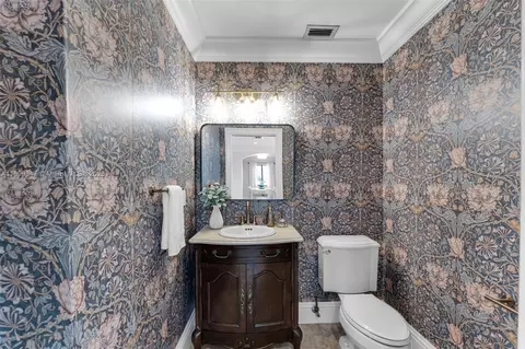 Bath - 14940 Egan Ln, Miami Lakes, FL 33014 photo 3 of 9