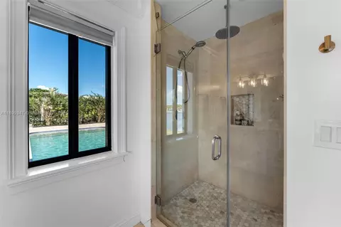 Bath - 14940 Egan Ln, Miami Lakes, FL 33014 photo 6 of 9
