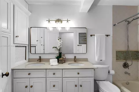 Bath - 14940 Egan Ln, Miami Lakes, FL 33014 photo 2 of 9