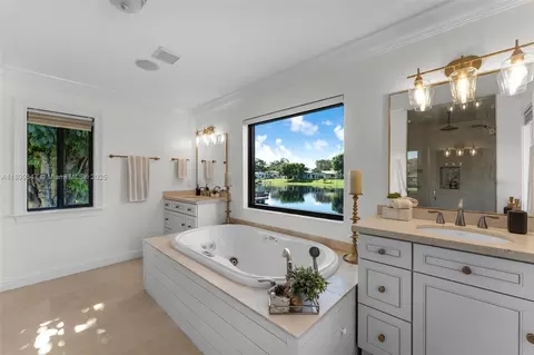 Bath - 14940 Egan Ln, Miami Lakes, FL 33014 photo 7 of 9