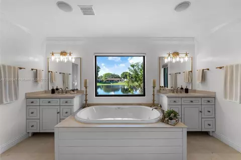 Bath - 14940 Egan Ln, Miami Lakes, FL 33014 photo 9 of 9