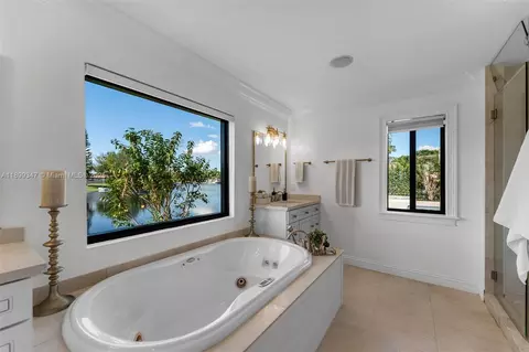 Bath - 14940 Egan Ln, Miami Lakes, FL 33014 photo 4 of 9