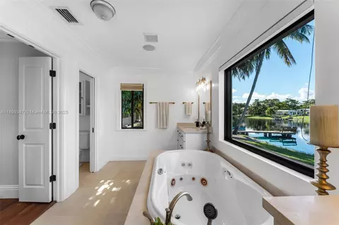 Bath - 14940 Egan Ln, Miami Lakes, FL 33014 photo 8 of 9