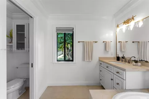 Bath - 14940 Egan Ln, Miami Lakes, FL 33014 photo 5 of 9