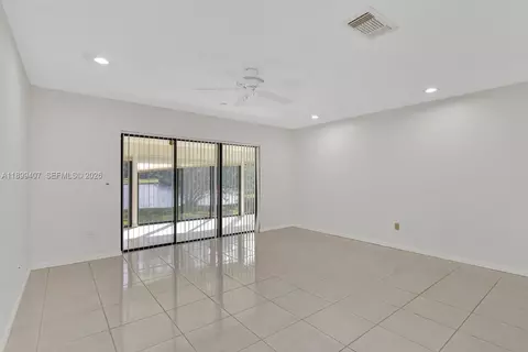Living - 21686 Arriba Real #40-A, Boca Raton, FL 33433 photo 9 of 13