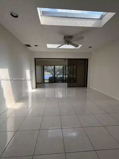 Living - 21686 Arriba Real #40-A, Boca Raton, FL 33433 photo 12 of 13
