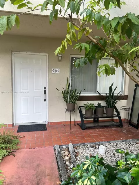 431 NW 82nd Ave #909, Miami, FL 33126