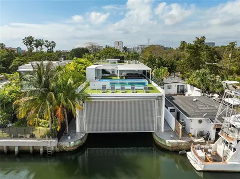 641 NW 7th St Rd, Miami, FL 33136