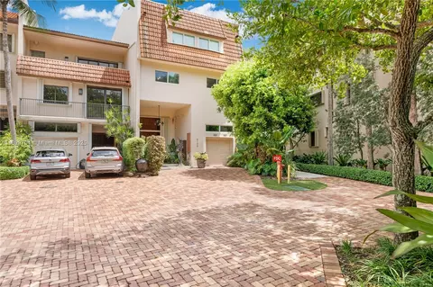 6100 Paradise Point Dr, Palmetto Bay, FL 33157