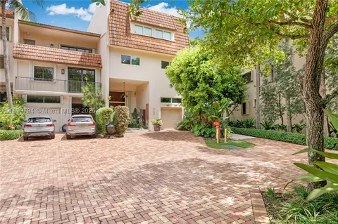 6100 Paradise Point Dr, Palmetto Bay, FL 33157