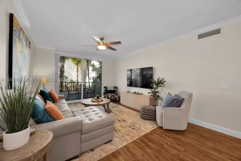 2421 NE 65th St #211, Fort Lauderdale, FL 33308