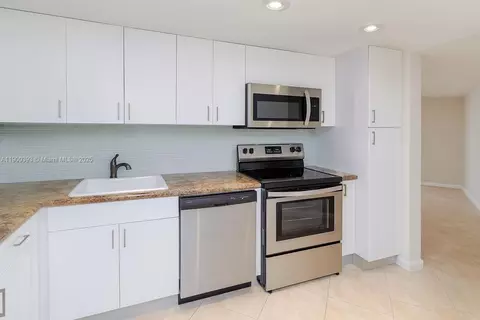 3475 N Country Club Dr #115, Aventura, FL 33180