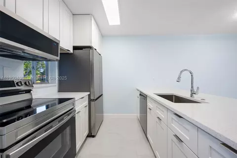 7900 NW 50th St #104, Lauderhill, FL 33351