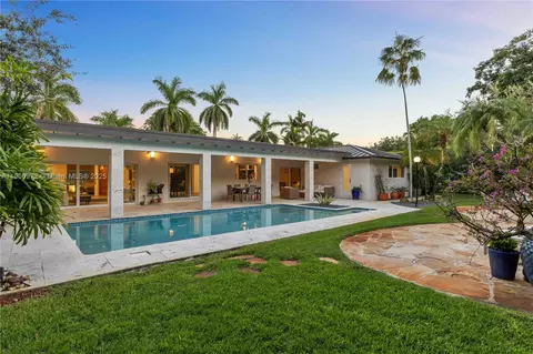 Exterior - 11570 SW 72nd Ave, Pinecrest, FL 33156 photo 2 of 9