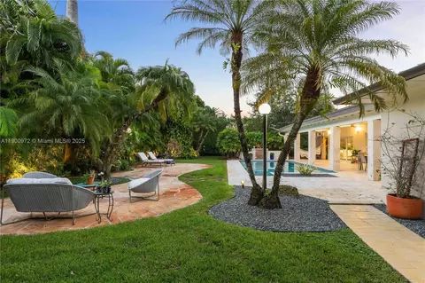 Exterior - 11570 SW 72nd Ave, Pinecrest, FL 33156 photo 5 of 9