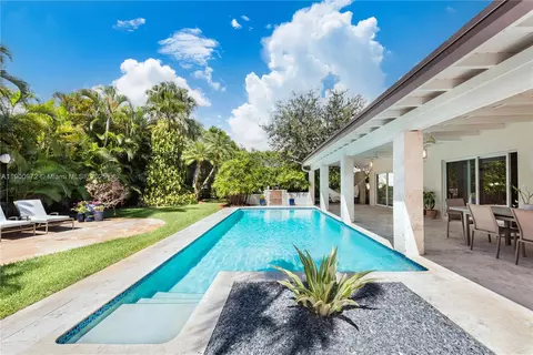 Exterior - 11570 SW 72nd Ave, Pinecrest, FL 33156 photo 4 of 9