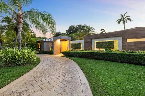 Exterior - 11570 SW 72nd Ave, Pinecrest, FL 33156 photo 7 of 9