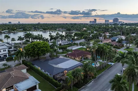 1141 N Northlake Dr, Hollywood, FL 33019