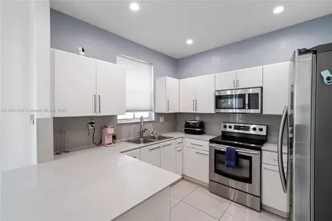 Kitchen - 7634 NW 114th Path, Doral, FL 33178 photo 3 of 5