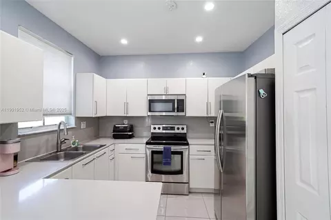 Kitchen - 7634 NW 114th Path, Doral, FL 33178 photo 2 of 5