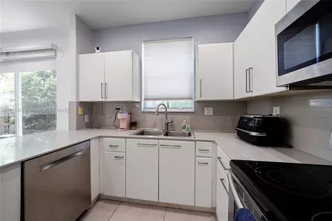 Kitchen - 7634 NW 114th Path, Doral, FL 33178 photo 4 of 5
