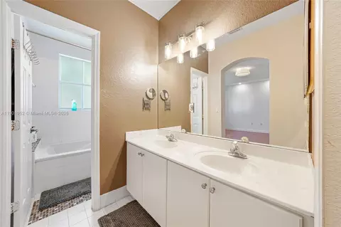 Bath - 7634 NW 114th Path, Doral, FL 33178 photo 4 of 6