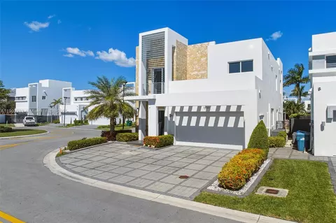 10359 NW 67th Ter, Doral, FL 33178