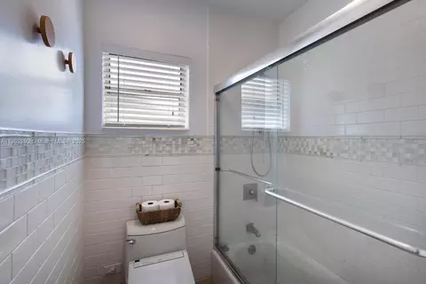 Bath - 11003 SW 77th Ct Cir, Pinecrest, FL 33156 photo 5 of 5