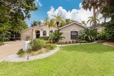 Exterior - 11003 SW 77th Ct Cir, Pinecrest, FL 33156 photo 2 of 12